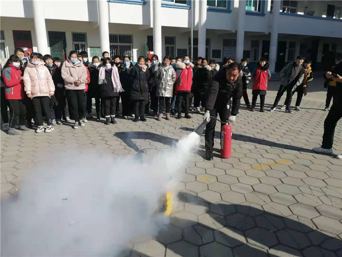 第三小学举行消防安全灭火演练活动 第三小学举行消防安全灭火演练活动