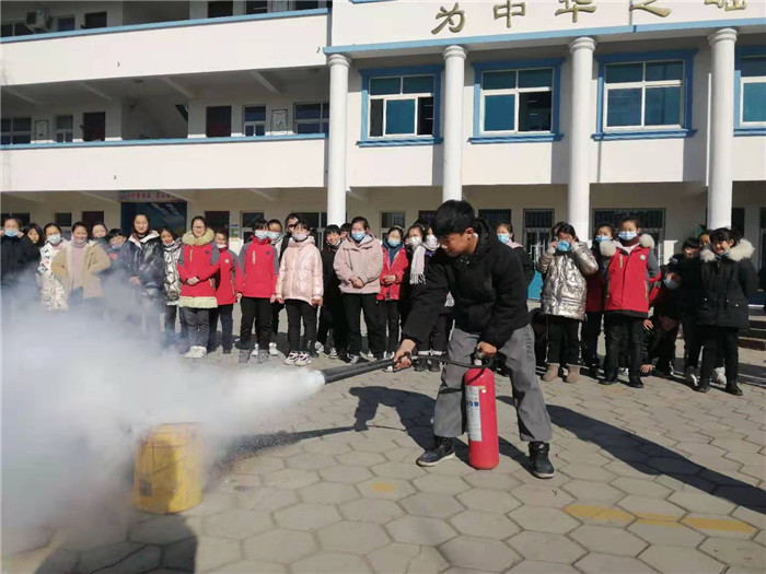 第三小学举行消防安全灭火演练活动