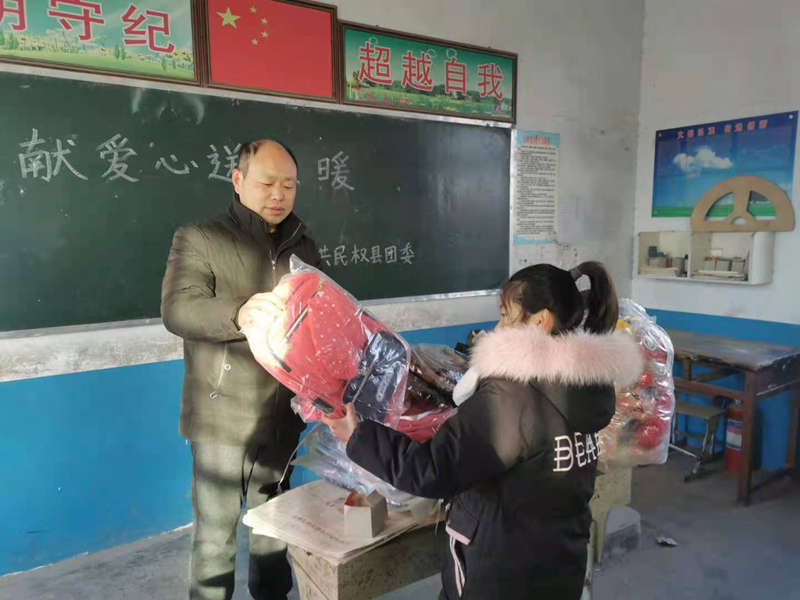 团委开展“献爱心 送温暖”活动 团委开展“献爱心 送温暖”活动