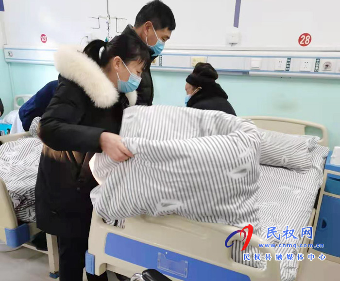 医保局工作人员贴心服务离休老干部 医保局工作人员贴心服务离休老干部