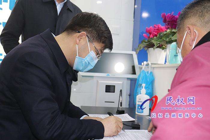 县委副书记、县长张团结调研新冠疫苗接种和防疫物资储备情况并接种疫苗 县委副书记、县长张团结调研新冠疫苗接种和防疫物资储备情况并接种疫苗