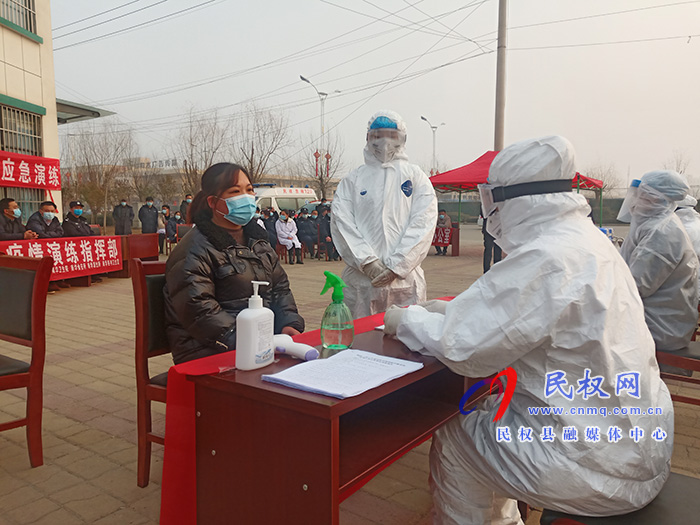 南华街道办:开展疫情防控应急演练,筑牢安全防线 南华街道办:开展疫情防控应急演练,筑牢安全防线