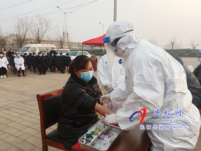 南华街道办:开展疫情防控应急演练,筑牢安全防线 南华街道办:开展疫情防控应急演练,筑牢安全防线