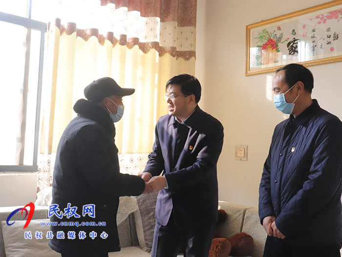 县委副书记、县长张团结走访慰问老党员和困难党员 县委副书记、县长张团结走访慰问老党员和困难党员