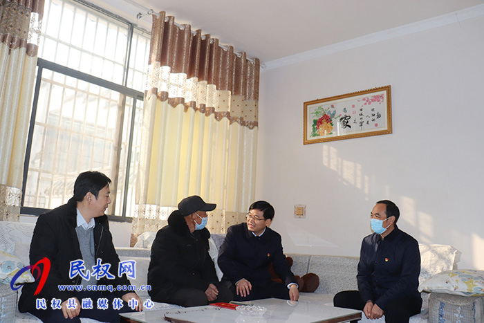 县委副书记、县长张团结走访慰问老党员和困难党员 县委副书记、县长张团结走访慰问老党员和困难党员