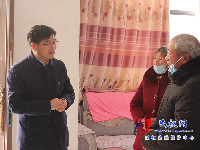 县委副书记、县长张团结走访慰问老党员和困难党员