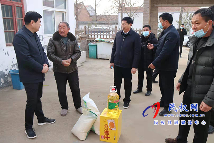 县政府党组成员、县政府办公室主任薛坤一行到联系村走访慰问贫困户