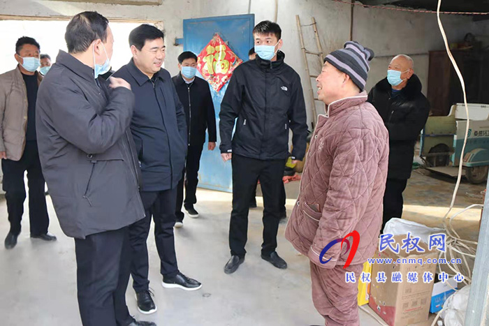 县政府党组成员、县政府办公室主任薛坤一行到联系村走访慰问贫困户
