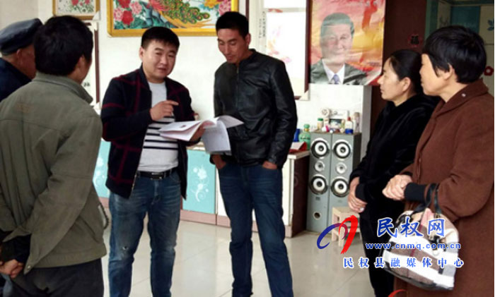 民权县卫健委驻龙塘镇乔口村第一书记李勇向群众讲解健康扶贫政策 民权县卫健委驻龙塘镇乔口村第一书记李勇向群众讲解健康扶贫政策