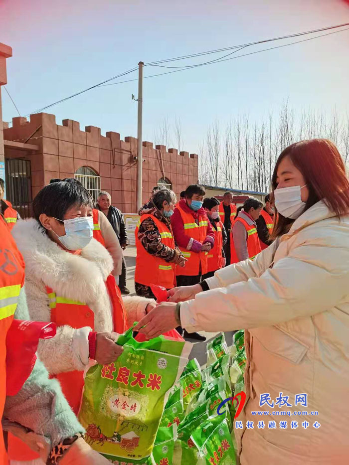 孙六镇世博小学春节前慰问护路员 孙六镇世博小学春节前慰问护路员