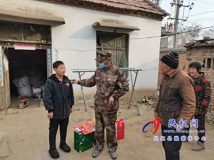 商丘市军分区动员处长马涛到双塔镇开展慰问军属活动