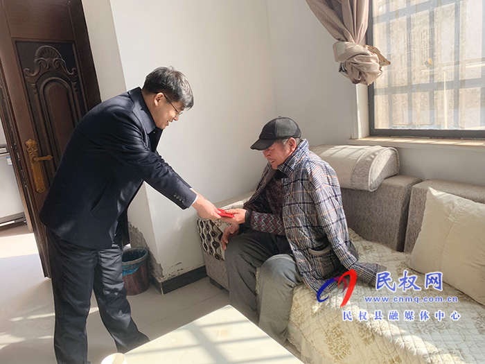 县委副书记、县长张团结节前慰问贫困群众 县委副书记、县长张团结节前慰问贫困群众
