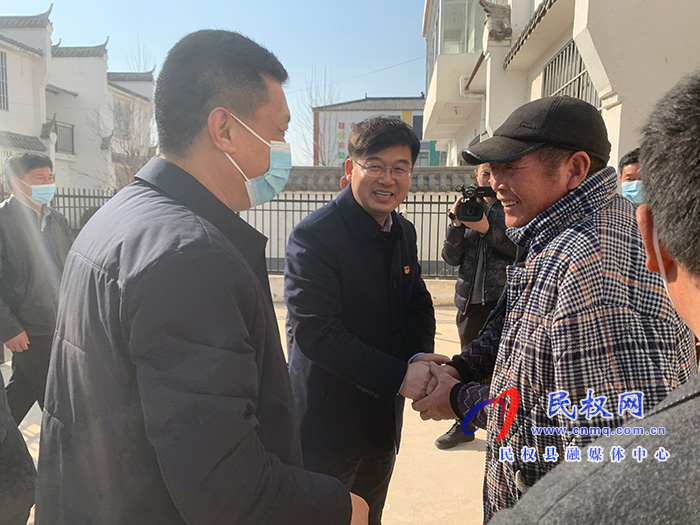 县委副书记、县长张团结节前慰问贫困群众 县委副书记、县长张团结节前慰问贫困群众