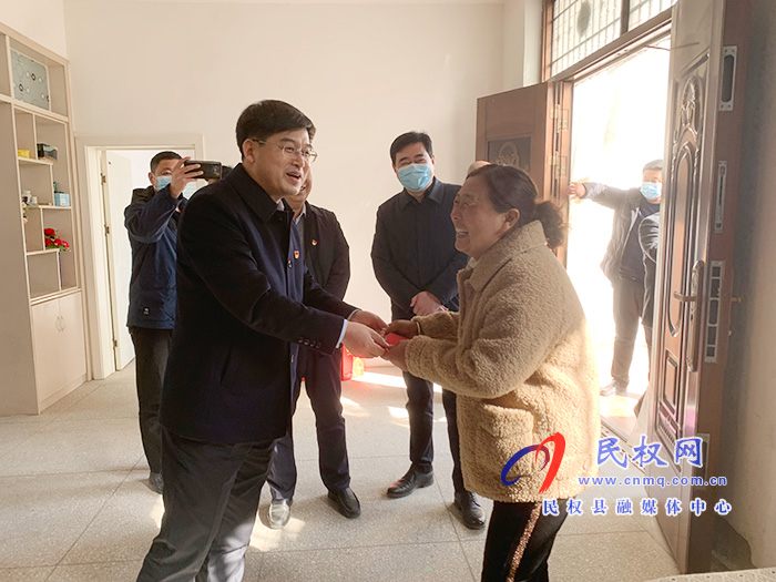 县委副书记、县长张团结节前慰问贫困群众 县委副书记、县长张团结节前慰问贫困群众