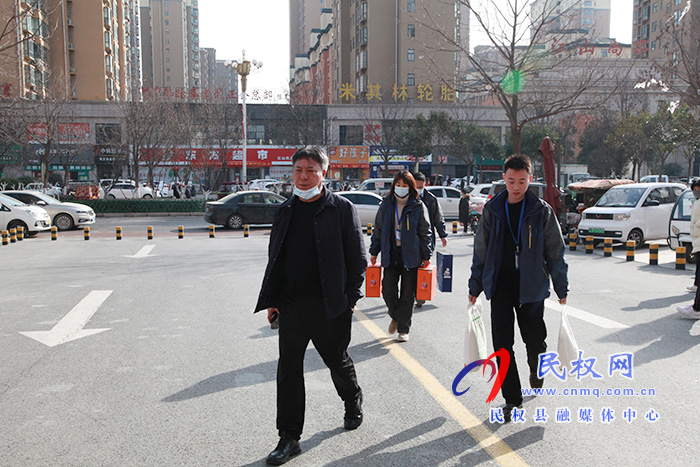 民权县新源热力公司总经理慕宇翔慰问孤寡老人 民权县新源热力公司总经理慕宇翔慰问孤寡老人