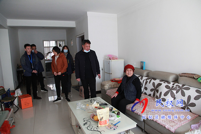 民权县新源热力公司总经理慕宇翔慰问孤寡老人 民权县新源热力公司总经理慕宇翔慰问孤寡老人