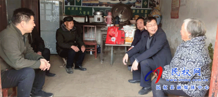 县委常委、纪委书记、监察委主任张亚光到胡集乡走访慰问贫困户 县委常委、纪委书记、监察委主任张亚光到胡集乡走访慰问贫困户