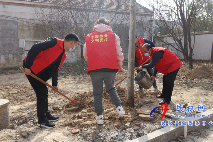 白云寺镇财政所组织志愿者到幸福大院开展文明植树活动