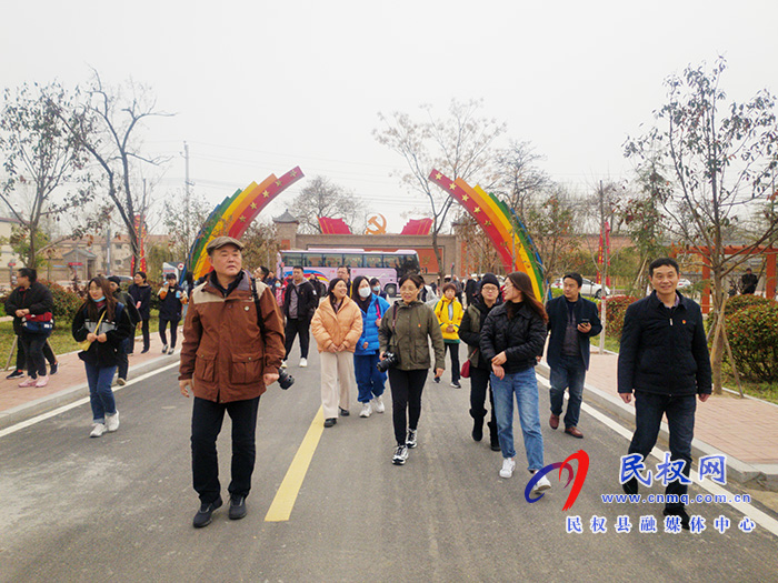 商丘师范学院艺术设计学院党总支书记李林一行到我县水东红色文旅小镇秣坡参观 商丘师范学院艺术设计学院党总支书记李林一行到我县水东红色文旅小镇秣坡参观