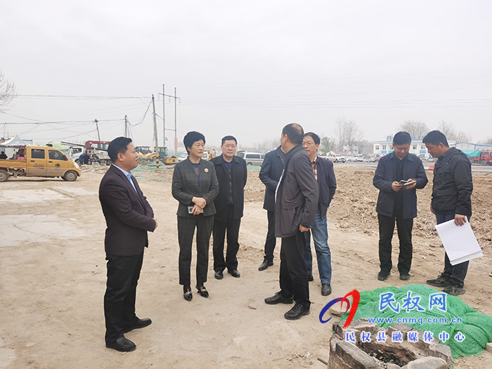 县人大常委会主任周燕主持召开迎宾大道南段整治施工现场协调会 县人大常委会主任周燕主持召开迎宾大道南段整治施工现场协调会