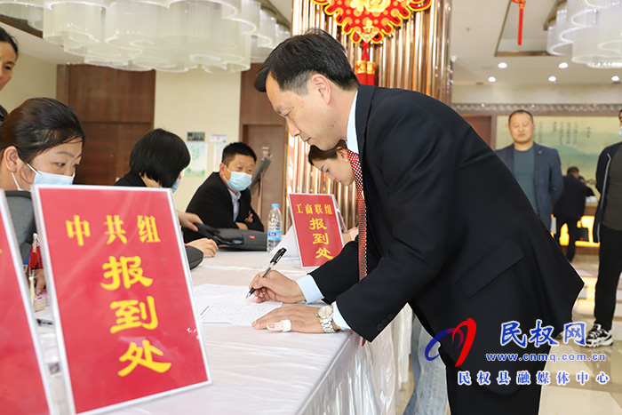 两会进行时:县政协委员陆续报到 两会进行时:县政协委员陆续报到