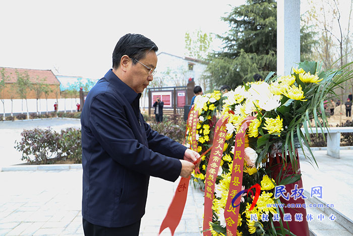 我县开展党史学习教育暨清明节祭扫烈士墓活动