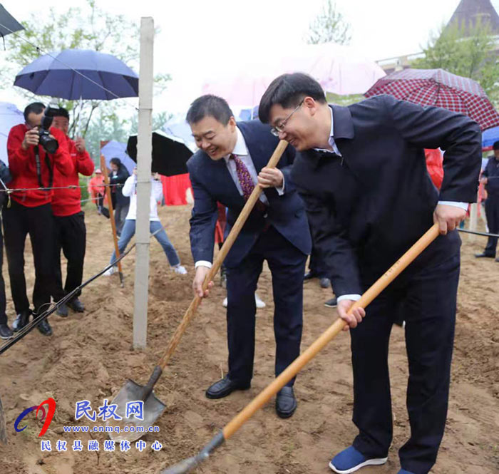 参加第十二届国际葡萄与葡萄酒学术研讨会暨黄河故道葡萄酒产区高质量发展论坛与会人员为葡萄纪念园揭牌