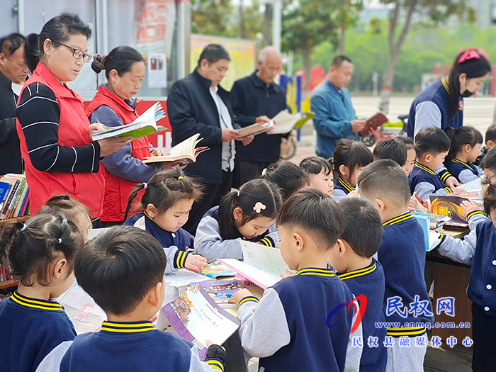 民权县新时代文明实践中心、民权县新华书店、民权县志愿者协会开展“读书日”全民阅读文明实践活动