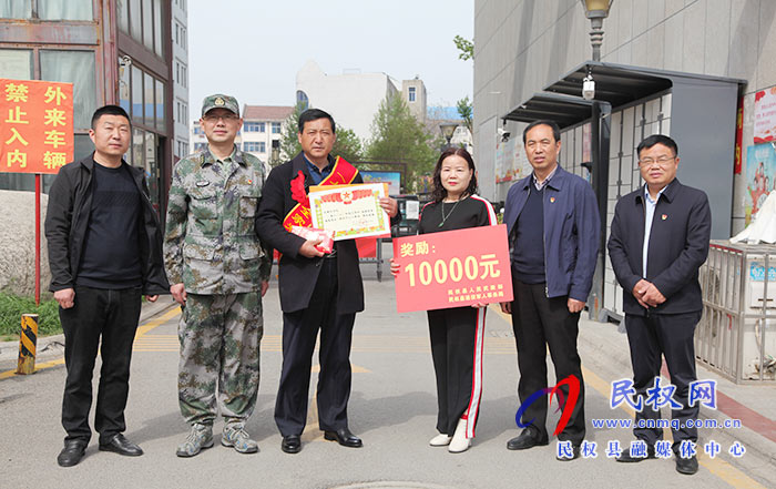 县领导慰问荣获二等功现役军人王啸天家属 县领导慰问荣获二等功现役军人王啸天家属