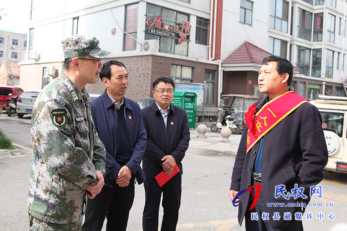 县领导慰问荣获二等功现役军人王啸天家属 县领导慰问荣获二等功现役军人王啸天家属