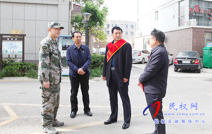 县领导慰问荣获二等功现役军人王啸天家属 县领导慰问荣获二等功现役军人王啸天家属