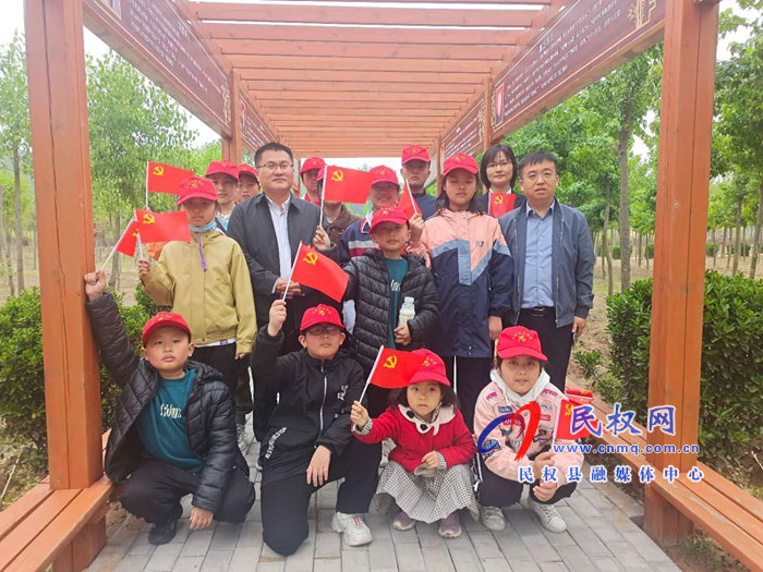“河南好人”唐志发关爱新时代好少年捐赠仪式在双塔镇党史教育基地秣坡村举行 “河南好人”唐志发关爱新时代好少年捐赠仪式在双塔镇党史教育基地秣坡村举行