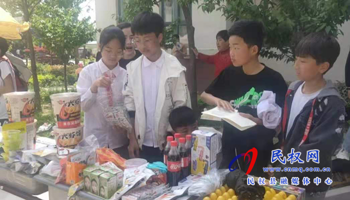 民权求实小学开展“小小购物节”活动 民权求实小学开展“小小购物节”活动