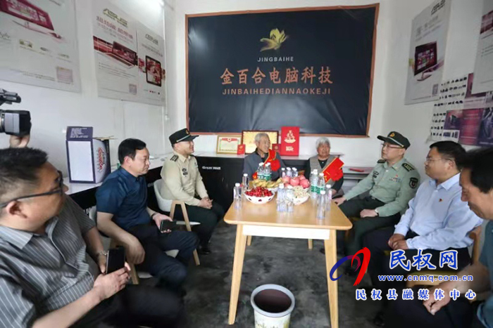 县人武部政委潘俊琦走访慰问荣获二等功现役军人屠艳锋家属 县人武部政委潘俊琦走访慰问荣获二等功现役军人屠艳锋家属