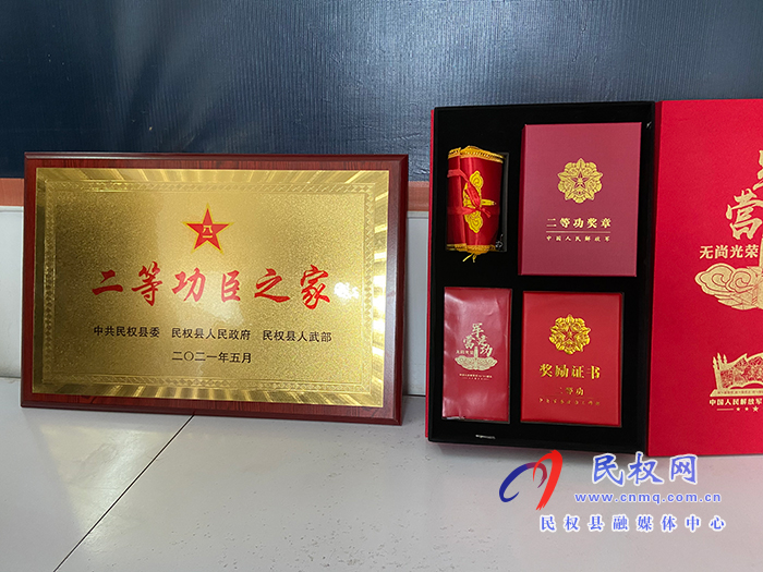 县人武部政委潘俊琦走访慰问荣获二等功现役军人屠艳锋家属 县人武部政委潘俊琦走访慰问荣获二等功现役军人屠艳锋家属