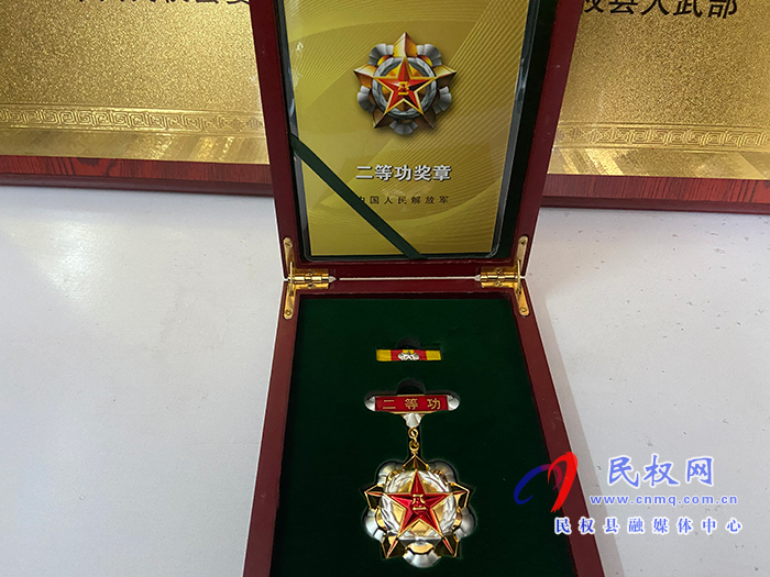 县人武部政委潘俊琦走访慰问荣获二等功现役军人屠艳锋家属 县人武部政委潘俊琦走访慰问荣获二等功现役军人屠艳锋家属