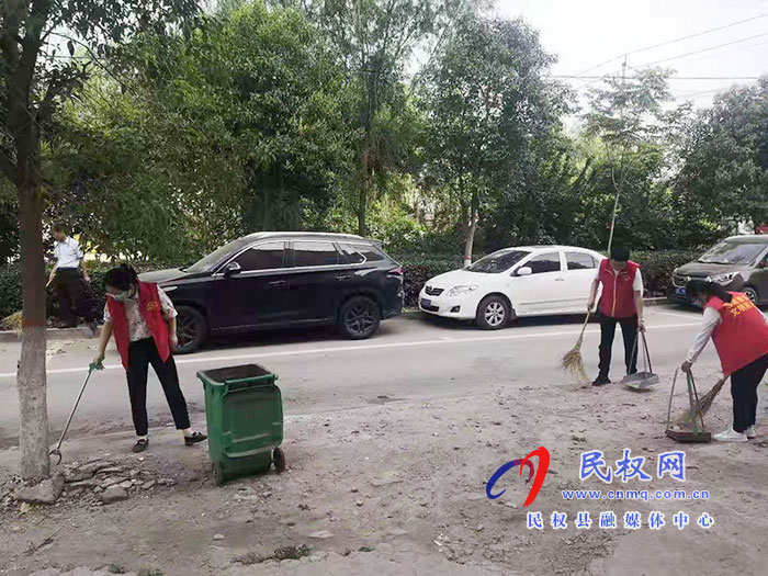 县委编办党员干部打扫卫生 助力文明城创建 县委编办党员干部打扫卫生 助力文明城创建