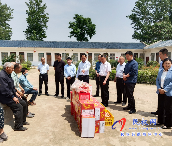 白云寺镇党委书记梁付营到敬老院看望慰问老人 白云寺镇党委书记梁付营到敬老院看望慰问老人