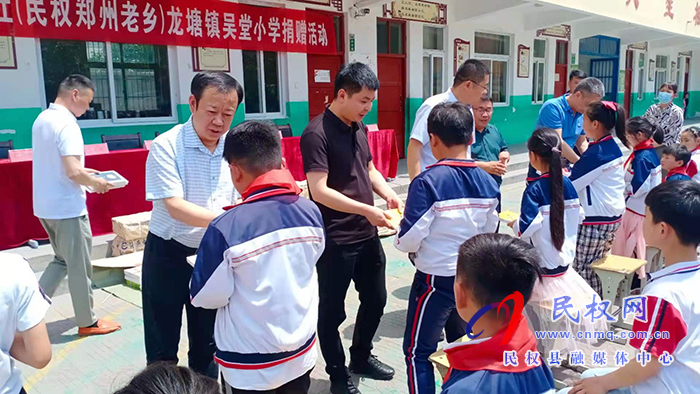 捐赠助学 大爱无疆——海燕出版社（民权郑州老乡）为吴堂小学捐赠图书