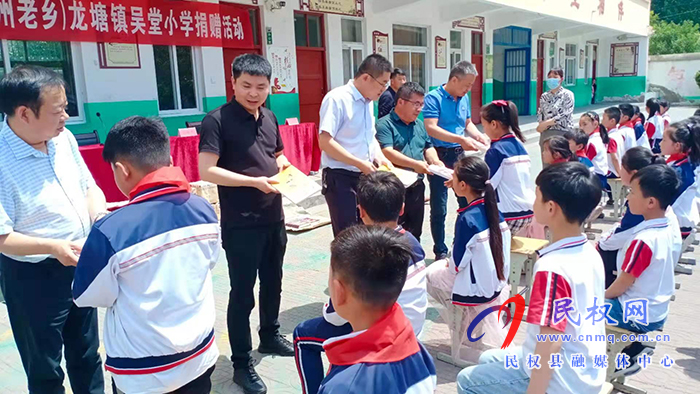 捐赠助学 大爱无疆——海燕出版社（民权郑州老乡）为吴堂小学捐赠图书