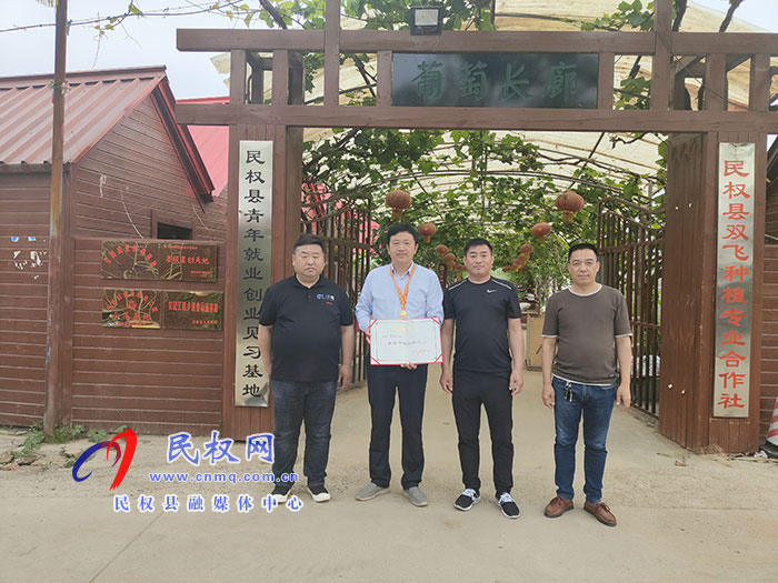 县人社局为“全国优秀农民工”李国礼发放荣誉证书和奖章 县人社局为“全国优秀农民工”李国礼发放荣誉证书和奖章