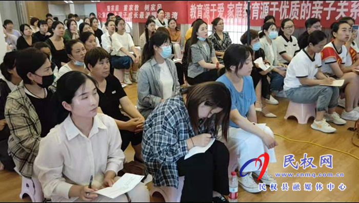 育儿讲堂开讲备受家长欢迎 育儿讲堂开讲备受家长欢迎