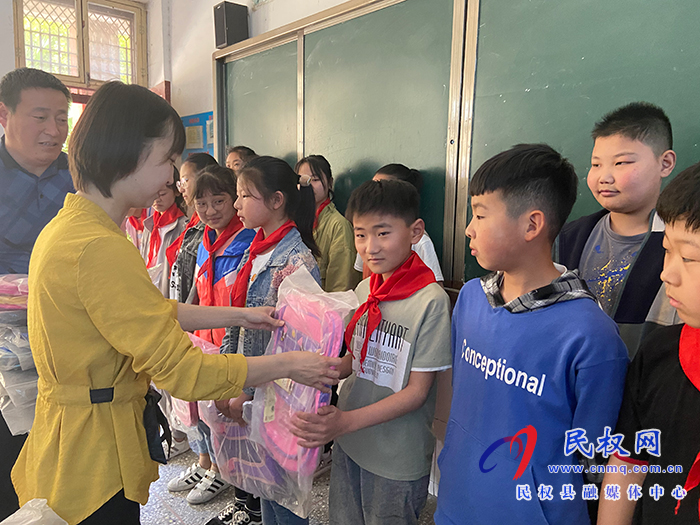伯党乡:六一爱心慰问 情暖留守儿童 伯党乡:六一爱心慰问 情暖留守儿童