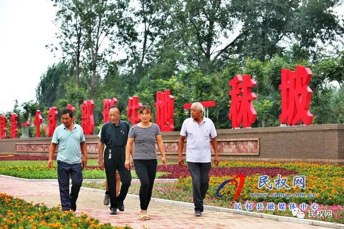 河南日报头版头条以“民权 红绿辉映展画卷”为题刊发报道 河南日报头版头条以“民权 红绿辉映展画卷”为题刊发报道