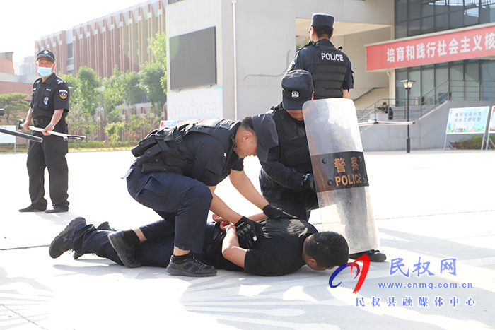 我县开展“反恐防暴”联合处置演练 我县开展“反恐防暴”联合处置演练
