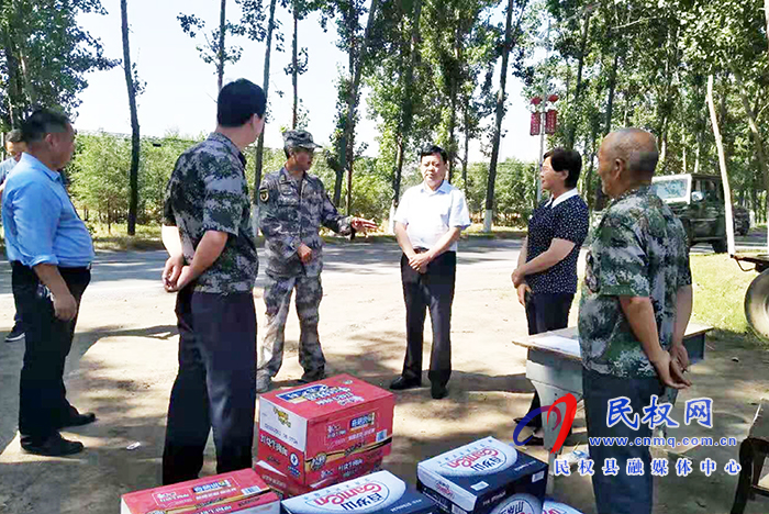 县委常委、武装部长熊四香、县人大副主任石克林到孙六镇慰问“三夏”一线干部