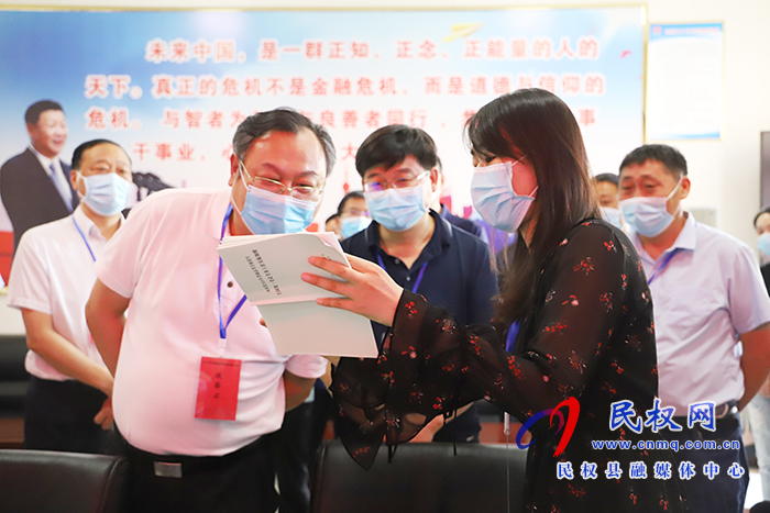 市委常委、常务副市长吴祖明到民察看高考准备工作