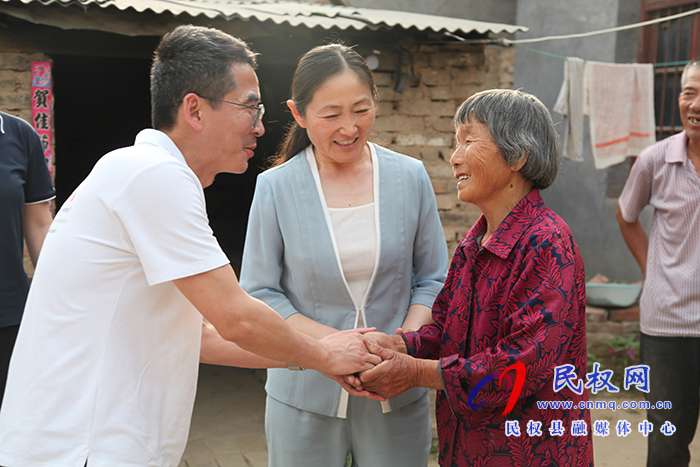 县妇联携手县脱贫攻坚副总指挥徐强走访慰问“加油木兰”项目受益人 县妇联携手县脱贫攻坚副总指挥徐强走访慰问“加油木兰”项目受益人