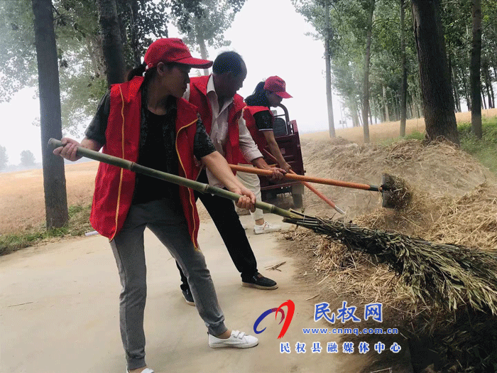 孙六镇：全面清理“三边三头”秸秆，提升人居环境