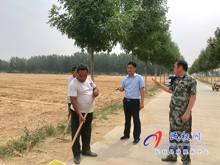 褚庙乡党委书记督导“三边三头”秸秆清理工作 褚庙乡党委书记督导“三边三头”秸秆清理工作